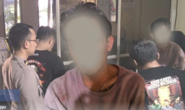 pelaku berinisial AM Tempat, Tanggal Lahir: 26 Agustus 1995 Pekerjaan: Honorer Kemenhub Agama: Islam Alamat: Kel. Perkamil Malendeng, Lingkungan 7, Kecamatan Tikala, Kota Manado.