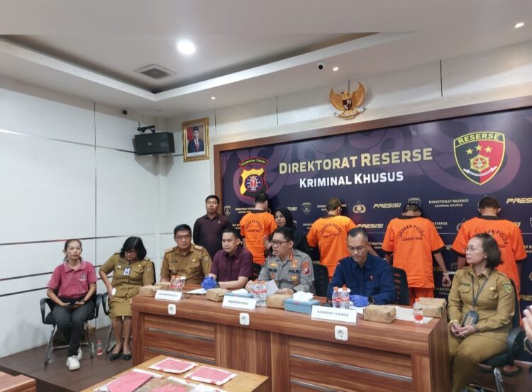 Kabidhumas Polda Kalteng Kombes Pol Erlan Munaji, mewakili Kapolda Irjen Pol Drs. Djoko Poerwanto saat konferens press di Aula Ditreskrimsus Polda setempat, Selasa (23/7/2024) siang. Dalam kegiatan tersebut, Kabidhumas juga didampingi Dirreskrimsus Kombes Pol Setyo K.Heriyanto, S.H., S.I.K., M.H., yang diwakili oleh Wadirreskrimsus AKBP Bayu Wicaksono, S.H., S.I.K., M.H., dan Kasubdit V/Tipidsiber Kompol Tris Zeno Alkindi, S.Si., S.I.K.