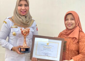 Penjabat (Pj) Bupati Nagan Raya, Aceh, Fitriany Farhas, menerima secara langsung penghargaan Parahita Ekapraya Tingkat Pratama yang diserahkan oleh Pelaksana Tugas (Plt) Deputi Bidang Kesetaraan Gender Kementerian Pemberdayaan Perempuan dan Perlindungan Anak (PPPA), Rini Handayani, di kantor Kementerian PPPA, Jakarta, Rabu (24/7/2024).