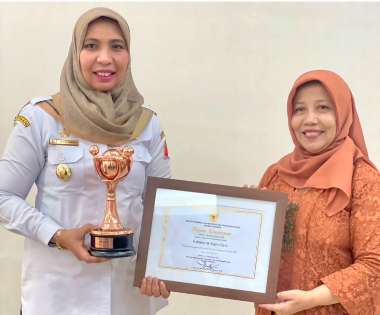 Penjabat (Pj) Bupati Nagan Raya, Aceh, Fitriany Farhas, menerima secara langsung penghargaan Parahita Ekapraya Tingkat Pratama yang diserahkan oleh Pelaksana Tugas (Plt) Deputi Bidang Kesetaraan Gender Kementerian Pemberdayaan Perempuan dan Perlindungan Anak (PPPA), Rini Handayani, di kantor Kementerian PPPA, Jakarta, Rabu (24/7/2024).