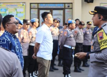 Kapolres Purbalingga AKBP Rosyid Hartanto, S.H., S.I.K, M.H., melaksanakan pengecekan secara langsung personel yang terlibat pengamanan, Jumat (26/6/2024). Para personel yang terlibat pengamanan diapelkan di halaman Mapolres Purbalingga.