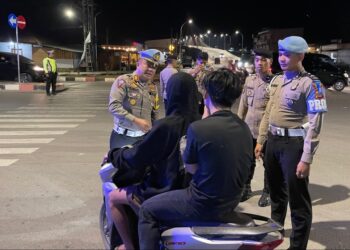 Kepala Satuan Lalu Lintas (Kasat Lantas) Polres Samosir, AKP Natanail Surbakti, S.H, memimpin personil Polres Samosir dalam pelaksanaan Patroli Presisi malam Minggu yang berlangsung hingga pukul 02:00 WIB Minggu dini hari. Kegiatan ini bertujuan untuk memelihara keamanan dan ketertiban masyarakat di wilayah hukum Polres Samosir, terutama menjelang pelaksanaan ibadah Minggu Gereja dan memastikan kenyamanan wisatawan yang mengunjungi daerah tersebut. (28/07/2024).