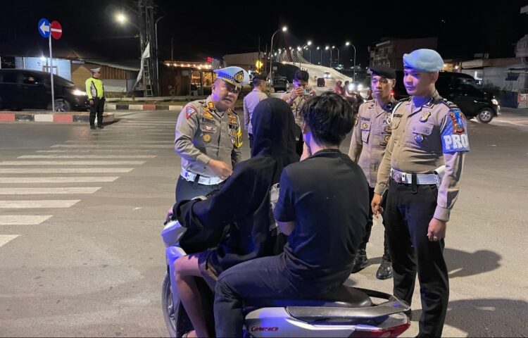 Kepala Satuan Lalu Lintas (Kasat Lantas) Polres Samosir, AKP Natanail Surbakti, S.H, memimpin personil Polres Samosir dalam pelaksanaan Patroli Presisi malam Minggu yang berlangsung hingga pukul 02:00 WIB Minggu dini hari. Kegiatan ini bertujuan untuk memelihara keamanan dan ketertiban masyarakat di wilayah hukum Polres Samosir, terutama menjelang pelaksanaan ibadah Minggu Gereja dan memastikan kenyamanan wisatawan yang mengunjungi daerah tersebut. (28/07/2024).