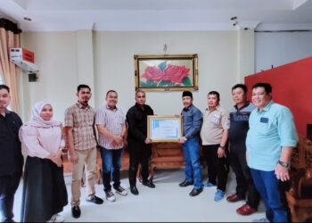 Yayasan Advokasi Rakyat Aceh (YARA) menyerahkan piagam penghargaan kepada Sarjani Abdullah mantan Bupati Pidie atas jasanya memimpin Pidie periode 2012-2017. Penyerahan penghargaan tersebut dilakukan langsung oleh ketua YARA, Safaruddin, SH, MH di kantor YARA di Banda Aceh pada Minggu (28/7/2024).