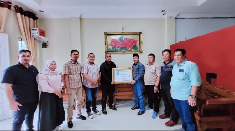 Yayasan Advokasi Rakyat Aceh (YARA) menyerahkan piagam penghargaan kepada Sarjani Abdullah mantan Bupati Pidie atas jasanya memimpin Pidie periode 2012-2017. Penyerahan penghargaan tersebut dilakukan langsung oleh ketua YARA, Safaruddin, SH, MH di kantor YARA di Banda Aceh pada Minggu (28/7/2024).