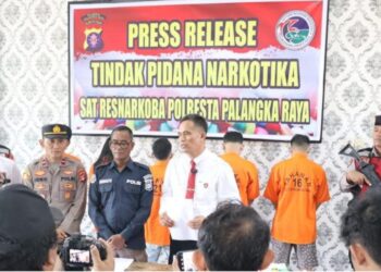 Dalam release yang didampingi Kasi Humas dan Kapolsek Rakumpit di ruang lobi Mapolresta tersebut, Kasatresnarkoba menerangkan kelima pelaku dijerat dengan pasal yang berbeda, Senin (29/7/2024) pagi.