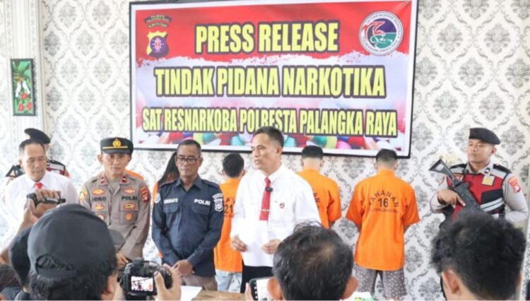 Dalam release yang didampingi Kasi Humas dan Kapolsek Rakumpit di ruang lobi Mapolresta tersebut, Kasatresnarkoba menerangkan kelima pelaku dijerat dengan pasal yang berbeda, Senin (29/7/2024) pagi.