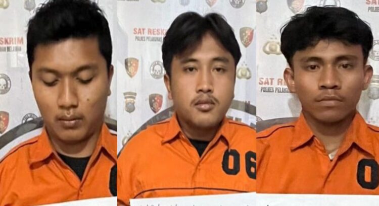 DITANGKAP : Tiga pria terduga pelaku penembakan seorang pria remaja di Belawan berikut barang bukti, diamanakan di Mapolres Pelabuhan Belawan, Jumat (9/8/1024), setelah ditangkap dari rumah makan di kawasan Desa Helvetia, Labuhan Deli, Kamis malam (8/8/2024).(Foto Dok/Polres Belawan)