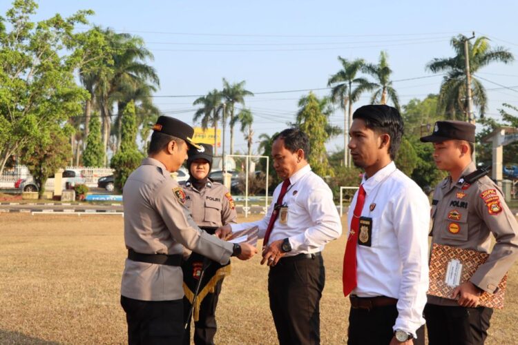 Kapolres Ogan Ilir, AKBP Bagus Suryo Wibowo, S.I.K., memimpin upacara pemberian penghargaan kepada personel Polres Ogan Ilir yang berprestasi dalam kinerja dan keberhasilan pelaksanaan tugas kepolisian. Upacara ini berlangsung di halaman Polres Ogan Ilir pada Senin, (26/08/2024) pagi, mulai pukul 07.00 WIB hingga selesai, dihadiri oleh seluruh Pejabat Utama (PJU) Polres Ogan Ilir, anggota Polres Ogan Ilir, serta ASN Polres Ogan Ilir.