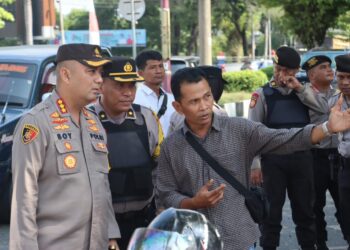 Kapolresta Palangka Raya Kombes Pol. Boy Herlambang, S.I.K., M.Si., memimpin pengamanan aksi damai. 29/7/2024. Berlokasi di Taman Tugu Ir. Soekarno Jalan S. Parman, pengamanan ini melibatkan 68 personel gabungan dari Polresta Palangka Raya.