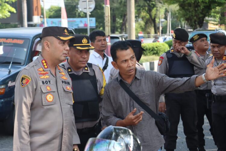 Kapolresta Palangka Raya Kombes Pol. Boy Herlambang, S.I.K., M.Si., memimpin pengamanan aksi damai. 29/7/2024. Berlokasi di Taman Tugu Ir. Soekarno Jalan S. Parman, pengamanan ini melibatkan 68 personel gabungan dari Polresta Palangka Raya.