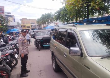 Personil Sat Lantas, Sat Samapta Polres Samosir bersama Polsek Pangururan melaksanakan Strong Point Siang di Jalan Umum Seputaran Pasar Utama Kab.Samosir di Onan Baru Desa Pardomuan I Kec. Pangururan. (31/07/2024)