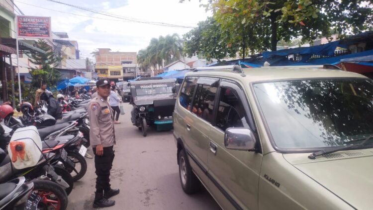 Personil Sat Lantas, Sat Samapta Polres Samosir bersama Polsek Pangururan melaksanakan Strong Point Siang di Jalan Umum Seputaran Pasar Utama Kab.Samosir di Onan Baru Desa Pardomuan I Kec. Pangururan. (31/07/2024)