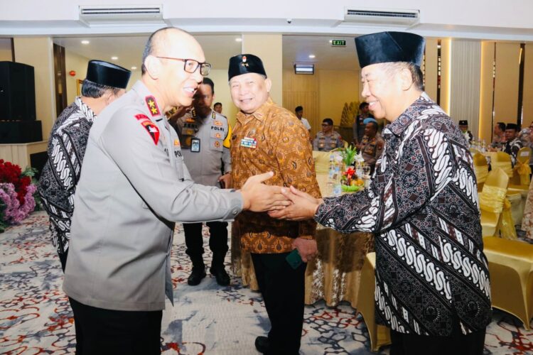 Kapolda Sumsel Irjen A. Rachmad Wibowo, SIK yang menghadiri syukuran Hari Ulang Tahun (HUT) PP Polri ke 25 Tahun 2024 digedung Harmoni Convention Center Polygon Palembang Selasa (30/7/2024) mengajak keluarga besar purnawirawan turut mensupport Polri dalam menjaga legitimasi organisasi dan komitmen serta konsistensi diri, menjaga netralitas pemilihan kepala daerah.