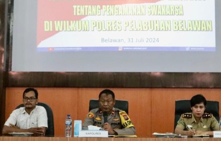 SAMBUTAN: Wakapolres Pelabuhan Belawan, Kompol Aris Fianto menyampaikan kata sambuta pada acara sosialisasi Perpol Tentang Pengamanan Swakarsa di Mapolres Pelabuhan Belawan  Rabu (31/7/2024).(Foto Dok/Polres Belawan)