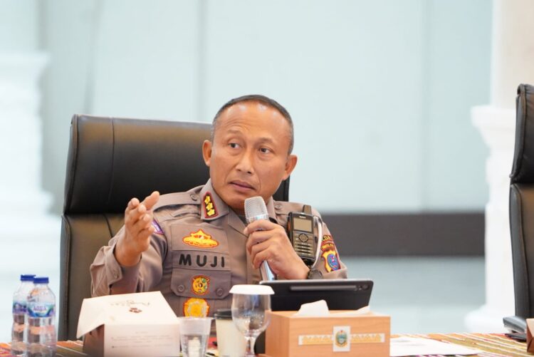 BERI PENJELASAN: Direktur Lalu Lintas Polda Sumut, Kombes Pol Muji Ediyanto memberi penjelasan terkait
Cabor Balap Sepeda PON 2024 Lintasi 4 Kabupaten, Rabu (31/7/2024). (Foto Dok/ Polda Sumut)