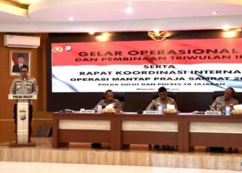 Kapolresta Manado, Kombes Pol Julianto Sirait, turut serta dalam kegiatan Gelar Operasional dan Pembinaan Triwulan II serta Rapat Koordinasi Internal Operasi Mantap Praja Samrat 2024 yang diadakan oleh Polda Sulawesi Utara. Acara ini juga dihadiri oleh para kapolres dan kapolresta jajaran Polda Sulut, Senin (29/7/2024).