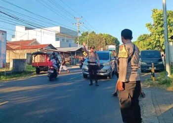 Polsek Pineleng menggelar patroli strong point pengaturan jalan di berbagai titik strategis dalam upaya memastikan keamanan dan ketertiban wilayah, Senin (29/7/2024).