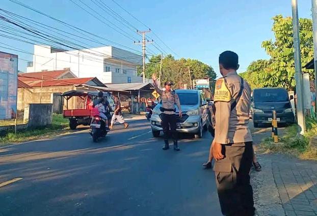 Polsek Pineleng menggelar patroli strong point pengaturan jalan di berbagai titik strategis dalam upaya memastikan keamanan dan ketertiban wilayah, Senin (29/7/2024).