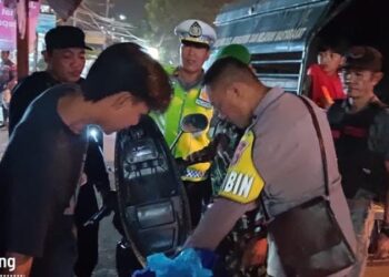 Polsek Malalayang kembali menunjukkan komitmennya dalam menjaga keamanan dan ketertiban masyarakat (kamtibmas) dengan meluncurkan Program Inovasi “Sibulan” (Sikat Pemabuk Jalanan). Program ini bertujuan untuk menekan angka gangguan kamtibmas yang seringkali disebabkan oleh pemabuk yang berkeliaran di jalanan, terutama pada malam hari, Minggu (28/7/2024).