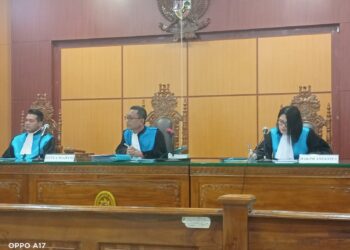 SIDANG: Darma Setia Budianson Purba, didampingi Hakim Anggota, Fajar Sidiq Arfah, dan Maria Pingkan Telew memimpin sidang perkara nomor 48/G/2024 di PTUN Medan, Rabu (31/7/2024). (Foto Dok/ T77)
