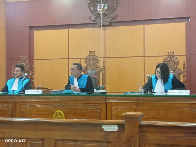 SIDANG: Darma Setia Budianson Purba, didampingi Hakim Anggota, Fajar Sidiq Arfah, dan Maria Pingkan Telew memimpin sidang perkara nomor 48/G/2024 di PTUN Medan, Rabu (31/7/2024). (Foto Dok/ T77)