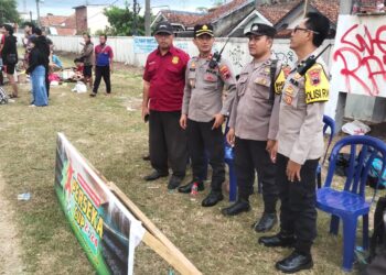 Polsek Purwokerto Selatan Polresta Banyumas Polda Jateng melaksanakan pengamanan pertandingan sepak bola antar RW Perseka Cup Tahun 2024 Kelurahan Karangklesem, Rabu (31/7/2024).