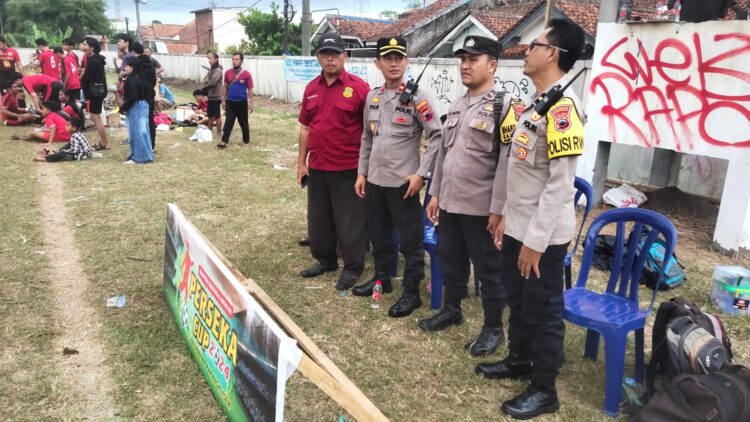 Polsek Purwokerto Selatan Polresta Banyumas Polda Jateng melaksanakan pengamanan pertandingan sepak bola antar RW Perseka Cup Tahun 2024 Kelurahan Karangklesem, Rabu (31/7/2024).