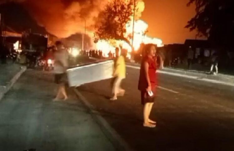 Kebakaran hebat melanda Desa Ibul Besar 3, Kecamatan Pemulutan, Kabupaten Ogan Ilir pada Rabu malam, 31 Juli 2024. Peristiwa ini terjadi sekitar pukul 22.30 WIB, menghanguskan setidaknya 22 rumah di kawasan padat penduduk.