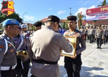 Upacara proses PTDH ini berlangsung di halaman Mapolres Sinjai dan dipimpin langsung Kapolres Sinjai, AKBP Harry Azhar Hasry, Kamis (1/8/2024) pagi. Hadir PJU, para Kasat, Kapolsek, perwira staf dan segenap personel Polres Sinjai sebagai peserta upacara.