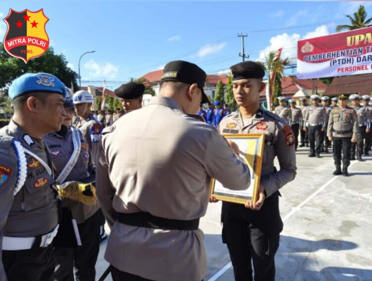 Upacara proses PTDH ini berlangsung di halaman Mapolres Sinjai dan dipimpin langsung Kapolres Sinjai, AKBP Harry Azhar Hasry, Kamis (1/8/2024) pagi. Hadir PJU, para Kasat, Kapolsek, perwira staf dan segenap personel Polres Sinjai sebagai peserta upacara.