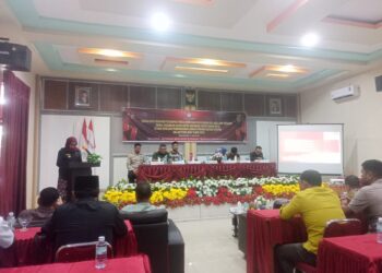 Kegiatan sosialisasi tahapan persiapan pencalonan bakal pasangan Cabup dan Cawabup itu, berlangsung Kamis (1/7/2024) di Aula Grand Nagan Gampong Simpang Peut Kecamatan Kuala.