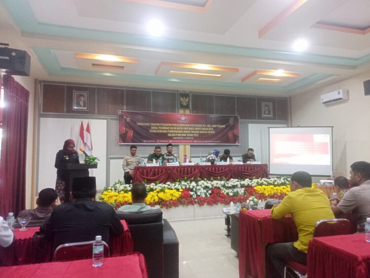 Kegiatan sosialisasi tahapan persiapan pencalonan bakal pasangan Cabup dan Cawabup itu, berlangsung Kamis (1/7/2024) di Aula Grand Nagan Gampong Simpang Peut Kecamatan Kuala.