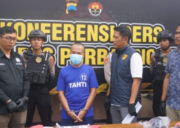 Tersangka yang diamankan yaitu NR (60) warga Desa Cipawon RT 1 RW 1, Kecamatan Bukateja, Kabupaten Purbalingga. Tersangka membuka lapak perjudian saat ada kegiatan yang menghadirkan banyak masyarakat.