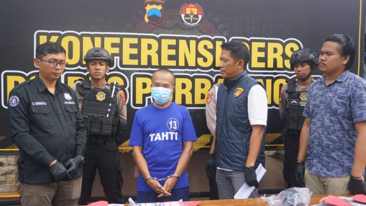 Tersangka yang diamankan yaitu NR (60) warga Desa Cipawon RT 1 RW 1, Kecamatan Bukateja, Kabupaten Purbalingga. Tersangka membuka lapak perjudian saat ada kegiatan yang menghadirkan banyak masyarakat.