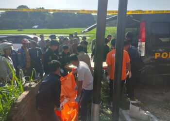 Pada hari Kamis pagi sekitar pukul 06:00 WIB, mayat laki-laki dewasa ditemukan di samping bangunan pangkalan LPG 3kg milik IS di Desa Panampangan, Kecamatan Pangururan, Kabupaten Samosir. Kamis, (01/08/2024)