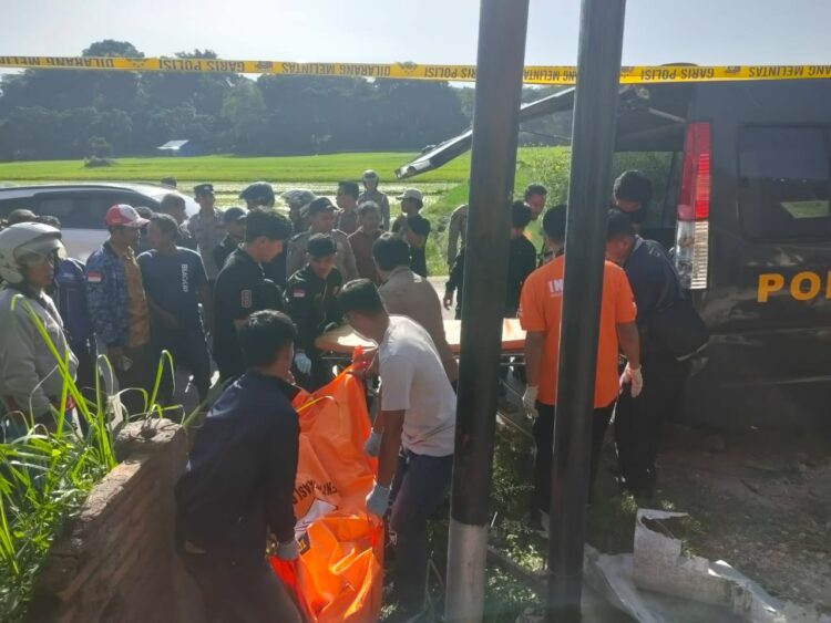 Pada hari Kamis pagi sekitar pukul 06:00 WIB, mayat laki-laki dewasa ditemukan di samping bangunan pangkalan LPG 3kg milik IS di Desa Panampangan, Kecamatan Pangururan, Kabupaten Samosir. Kamis, (01/08/2024)