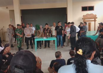 Warga Masyarakat Desa Gumelar Lor, Kecamatan Tambak, Kabupaten Banyumas dalam wadah Gerakan Moral Masyarakat (Germo Mas) melakukan aksi damai di depan Balai Desa. Warga masyarakat berbondong-bondong geruduk, meminta agar Kepala Desa (Kades) Gumelar Lor berinisial DR (31) untuk segera mengundurkan diri dari masa jabatannya, Kamis (01/08/2024).