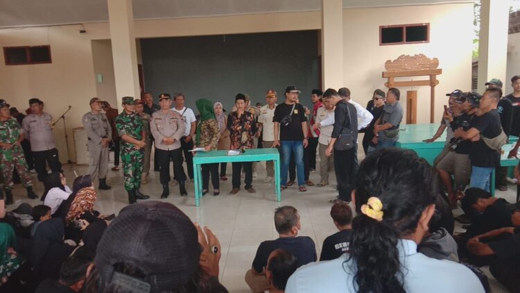 Warga Masyarakat Desa Gumelar Lor, Kecamatan Tambak, Kabupaten Banyumas dalam wadah Gerakan Moral Masyarakat (Germo Mas) melakukan aksi damai di depan Balai Desa. Warga masyarakat berbondong-bondong geruduk, meminta agar Kepala Desa (Kades) Gumelar Lor berinisial DR (31) untuk segera mengundurkan diri dari masa jabatannya, Kamis (01/08/2024).