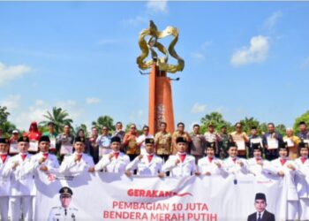 Pemerintah Kabupaten Ogan Komering Ilir bersama dengan seluruh wilayah di Indonesia secara serentak membagikan 10 juta bendera merah putih gratis untuk masyarakat.