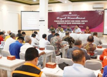 Pj. Bupati OKI Melalui Asisten Bidang Pemerintahan dan Kesra Drs. H. Antonius Leonardo, M.Si dalam Rapat Koordinasi Pemilihan Bupati dan Wakil Bupati Kabupaten Ogan Komering Ilir tahun 2024 di Aula Rapat TR Coffe Kayuagung yang diselenggarakan oleh KPU OKI, Kamis (1/8/24)