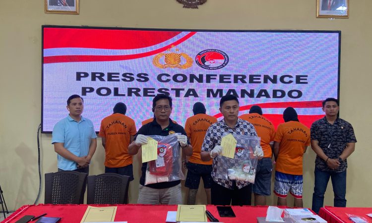 Satresnarkoba Polresta Manado menggelar press rilis terkait kasus narkotika yang berhasil diungkap sepanjang bulan Januari hingga Juli 2024. Dalam konferensi pers yang berlangsung di Mapolresta Manado pada Selasa, 30 Juli 2024, Kasat Narkoba AKP Hilman Muthalib mengungkapkan bahwa selama periode ter7sebut, pihaknya telah menangani sebanyak 49 kasus yang terdiri dari narkotika, psikotropika, dan obat-obatan terlarang.