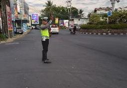 Satuan Lalu Lintas (Sat Lantas) Polresta Manado menggelar kegiatan Strong Point di beberapa titik strategis. Kegiatan ini bertujuan untuk mengurai kemacetan dan memastikan keselamatan pengguna jalan, Selasa (30/7/2024).