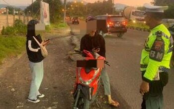 Satuan Lalu Lintas Polresta Manado terus menggencarkan patroli jalan raya dalam rangka menegakkan aturan lalu lintas dan memastikan keamanan pengguna jalan. Patroli ini difokuskan pada penindakan terhadap pelanggaran kasat mata yang kerap dilakukan oleh pengendara kendaraan bermotor.