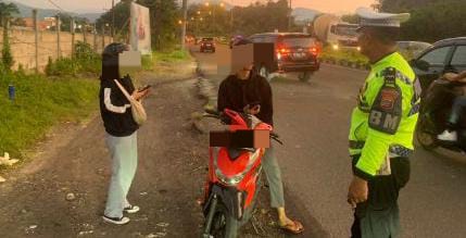 Satuan Lalu Lintas Polresta Manado terus menggencarkan patroli jalan raya dalam rangka menegakkan aturan lalu lintas dan memastikan keamanan pengguna jalan. Patroli ini difokuskan pada penindakan terhadap pelanggaran kasat mata yang kerap dilakukan oleh pengendara kendaraan bermotor.