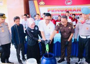 Direktorat Reserse Narkoba (Ditresnarkoba) Polda Sumatera Selatan menggelar pemusnahan barang bukti narkoba, dihalaman kantornya, Rabu (31/7/2024). Pemusnahan 1.552,15 gram sabu tersebut dipimpin Wadir Resnarkoba AKBP Harrisandi Sik, bersama perwakilan dari Kejati Fijar Wijayanto SH, tim dari Bidlabfor, pengacara tersangka dan perwakilan GANN Sumsel serta awak media.