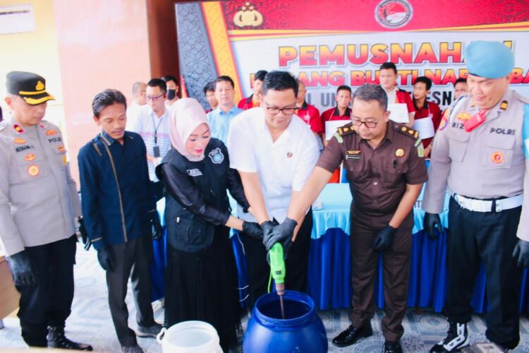 Direktorat Reserse Narkoba (Ditresnarkoba) Polda Sumatera Selatan menggelar pemusnahan barang bukti narkoba, dihalaman kantornya, Rabu (31/7/2024). Pemusnahan 1.552,15 gram sabu tersebut dipimpin Wadir Resnarkoba AKBP Harrisandi Sik, bersama perwakilan dari Kejati Fijar Wijayanto SH, tim dari Bidlabfor, pengacara tersangka dan perwakilan GANN Sumsel serta awak media.