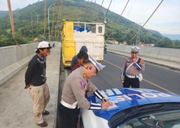 Personil Polres Samosir melaksanakan patroli dan strong point pagi yang dipimpin oleh Kasat Lantas AKP Natanail Surbakti, S.H., M.H. pada pukul 06:30 Wib hingga pukul 07:30 Wib untuk memastikan kelancaran arus lalu lintas khususnya kepada keamanan pelajar serta pekerja. Jumat,(02/08/2024).