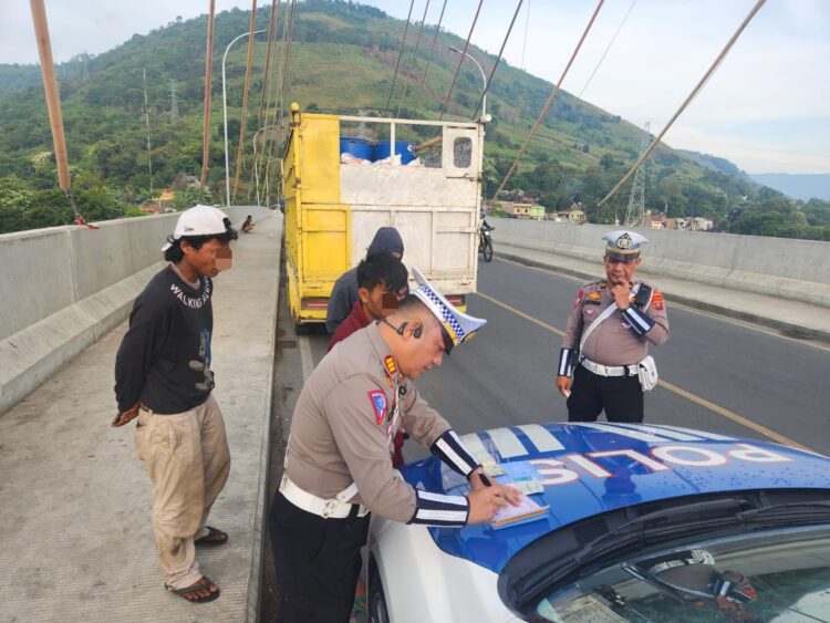 Personil Polres Samosir melaksanakan patroli dan strong point pagi yang dipimpin oleh Kasat Lantas AKP Natanail Surbakti, S.H., M.H. pada pukul 06:30 Wib hingga pukul 07:30 Wib untuk memastikan kelancaran arus lalu lintas khususnya kepada keamanan pelajar serta pekerja. Jumat,(02/08/2024).