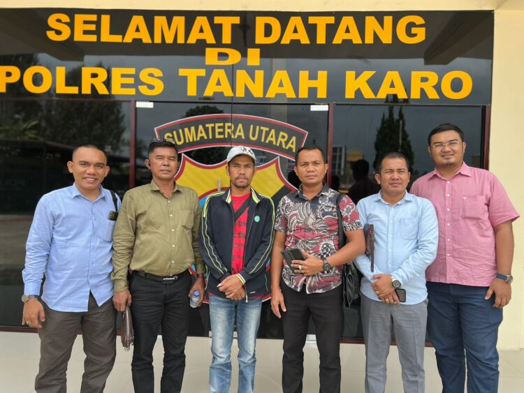 DATANGI POLRES KARO: Tim Kuasa Hukum Punguan Pomparan Raja Pasaribu Indonesia (PPRPI) Naekbob Pasaribu SH, Ganda Pasaribu SH, Marson Suandri Pasaribu (adik almarhum Rico Pasaribu), Kondeos Pasaribu SH MH, Muktar Siregar SH, Sakti A Sinambela SH datangi Polres Karo, Kamis (1/8/2024). (Foto: Dok/ PPRPI)